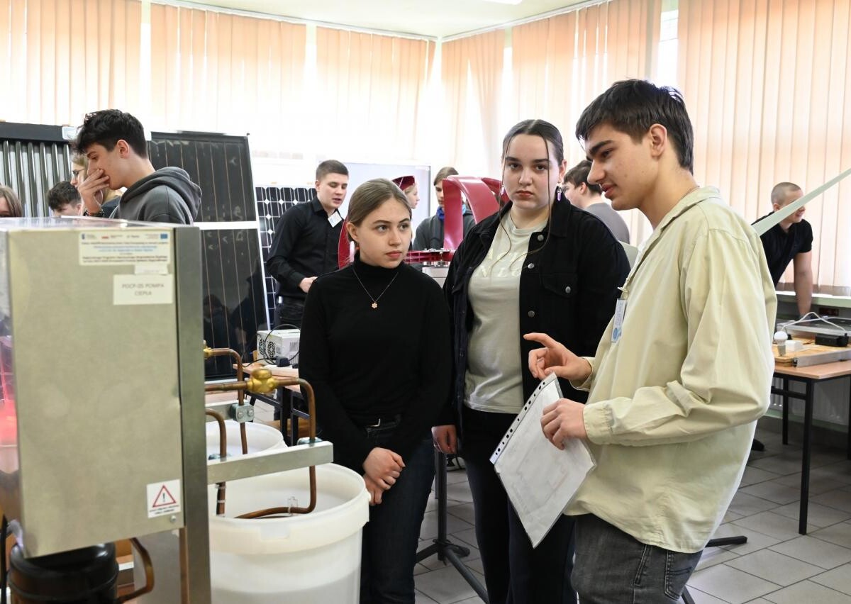 Ósmoklasiści uczestniczyli w warsztatach naukowych w ZS nr 6 w Rudzie Śląskiej. Sprawdzili swoje umiejętności w programowaniu, elektronice i budownictwie / fot. UM Ruda Śląska
