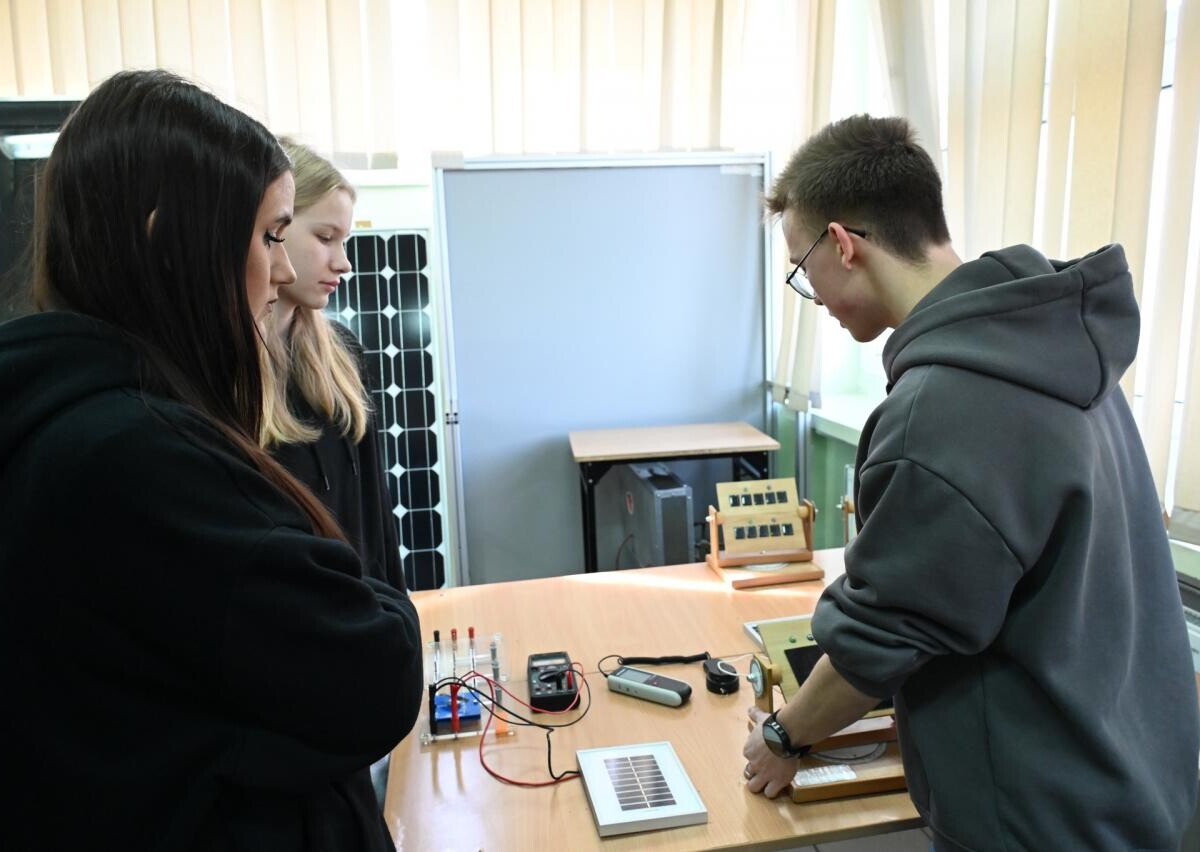 Ósmoklasiści uczestniczyli w warsztatach naukowych w ZS nr 6 w Rudzie Śląskiej. Sprawdzili swoje umiejętności w programowaniu, elektronice i budownictwie / fot. UM Ruda Śląska