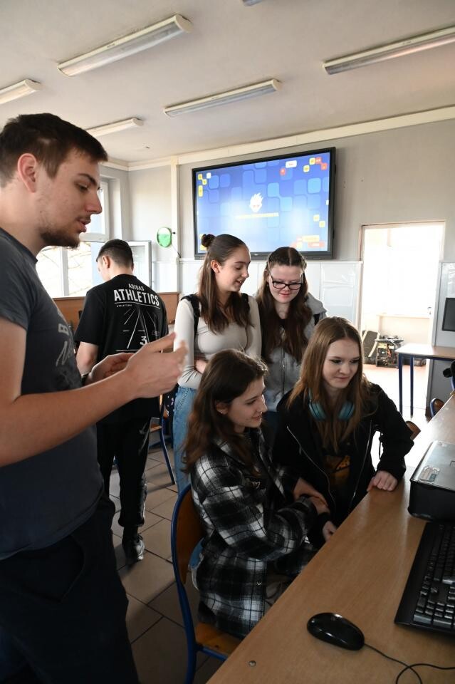 Ósmoklasiści uczestniczyli w warsztatach naukowych w ZS nr 6 w Rudzie Śląskiej. Sprawdzili swoje umiejętności w programowaniu, elektronice i budownictwie / fot. UM Ruda Śląska