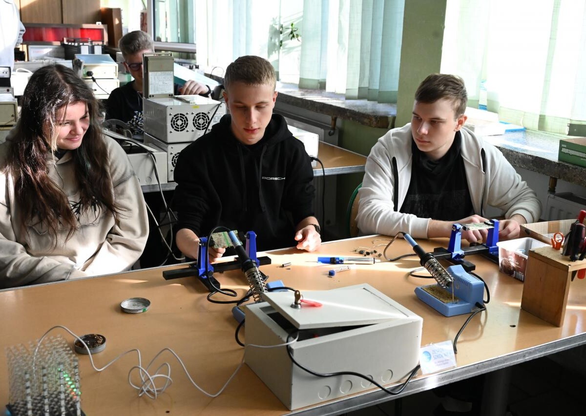 Ósmoklasiści uczestniczyli w warsztatach naukowych w ZS nr 6 w Rudzie Śląskiej. Sprawdzili swoje umiejętności w programowaniu, elektronice i budownictwie / fot. UM Ruda Śląska