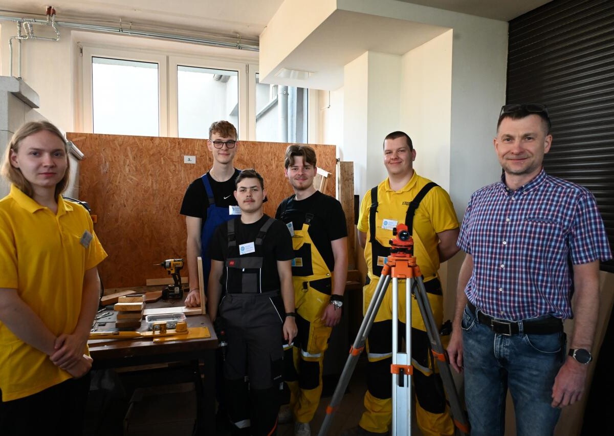 Ósmoklasiści uczestniczyli w warsztatach naukowych w ZS nr 6 w Rudzie Śląskiej. Sprawdzili swoje umiejętności w programowaniu, elektronice i budownictwie / fot. UM Ruda Śląska