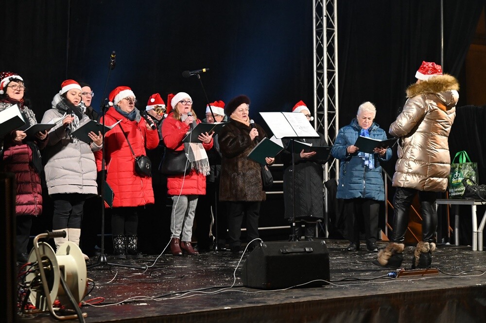 Występ rudzkich schol, koncert chóru "Słowiczek" i spotkanie ze św. Mikołajem - to tylko niektóre atrakcje, jakie czekały na rudzian na nowobytomskim rynku w niedzielne mroźne popołudnie. 

fot. UM Ruda Śląska