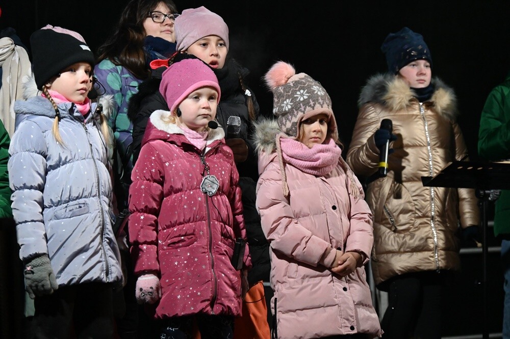 Występ rudzkich schol, koncert chóru "Słowiczek" i spotkanie ze św. Mikołajem - to tylko niektóre atrakcje, jakie czekały na rudzian na nowobytomskim rynku w niedzielne mroźne popołudnie. 

fot. UM Ruda Śląska