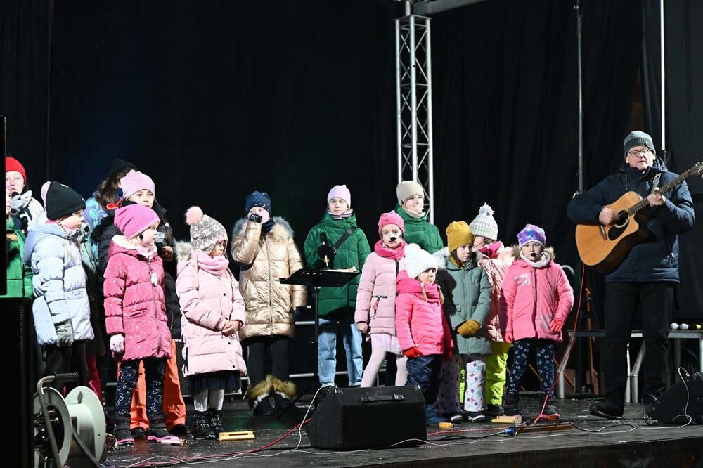 Występ rudzkich schol, koncert chóru "Słowiczek" i spotkanie ze św. Mikołajem - to tylko niektóre atrakcje, jakie czekały na rudzian na nowobytomskim rynku w niedzielne mroźne popołudnie. 

fot. UM Ruda Śląska