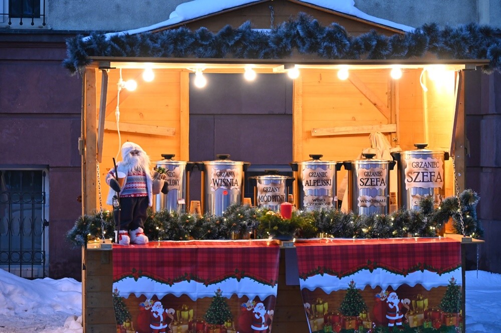 Występ rudzkich schol, koncert chóru "Słowiczek" i spotkanie ze św. Mikołajem - to tylko niektóre atrakcje, jakie czekały na rudzian na nowobytomskim rynku w niedzielne mroźne popołudnie. 

fot. UM Ruda Śląska