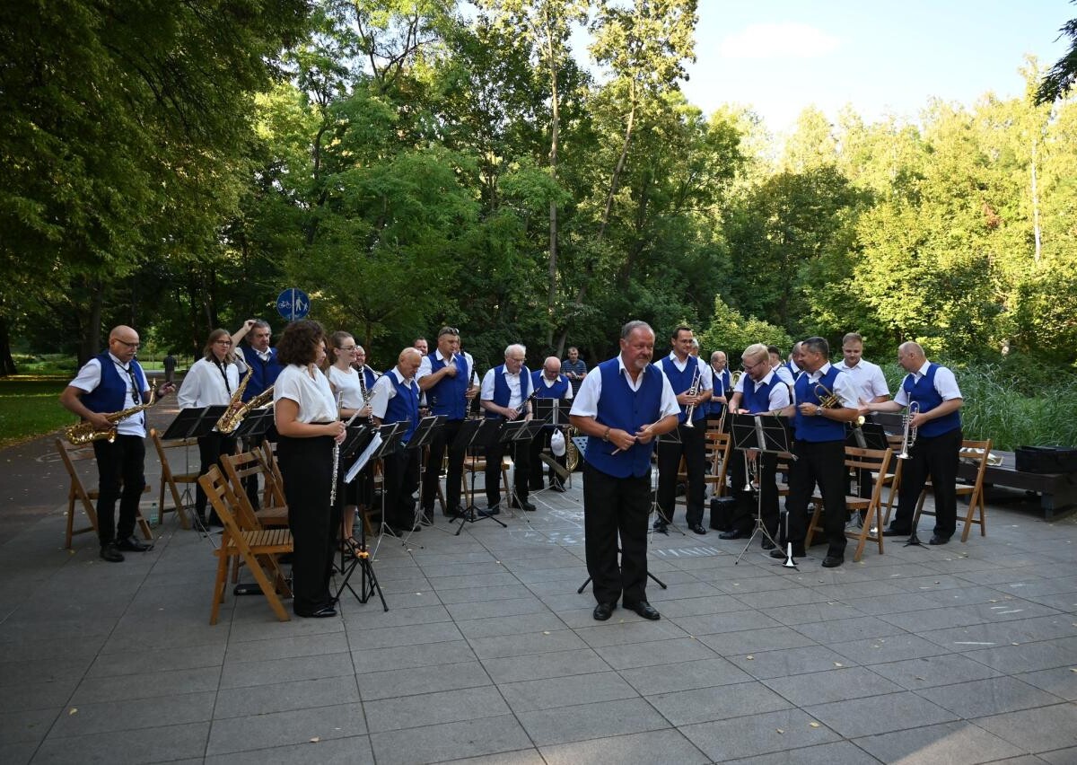 Ostatni koncert promenadowy w Rudzie Śląskiej przyciągnął mieszkańców na planty / fot. UM Ruda Śląska