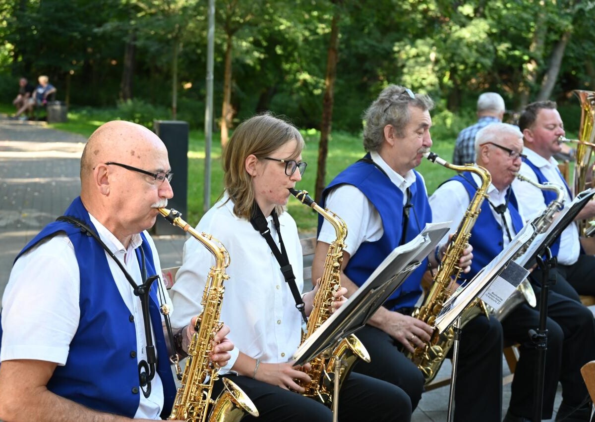 Ostatni koncert promenadowy w Rudzie Śląskiej przyciągnął mieszkańców na planty / fot. UM Ruda Śląska