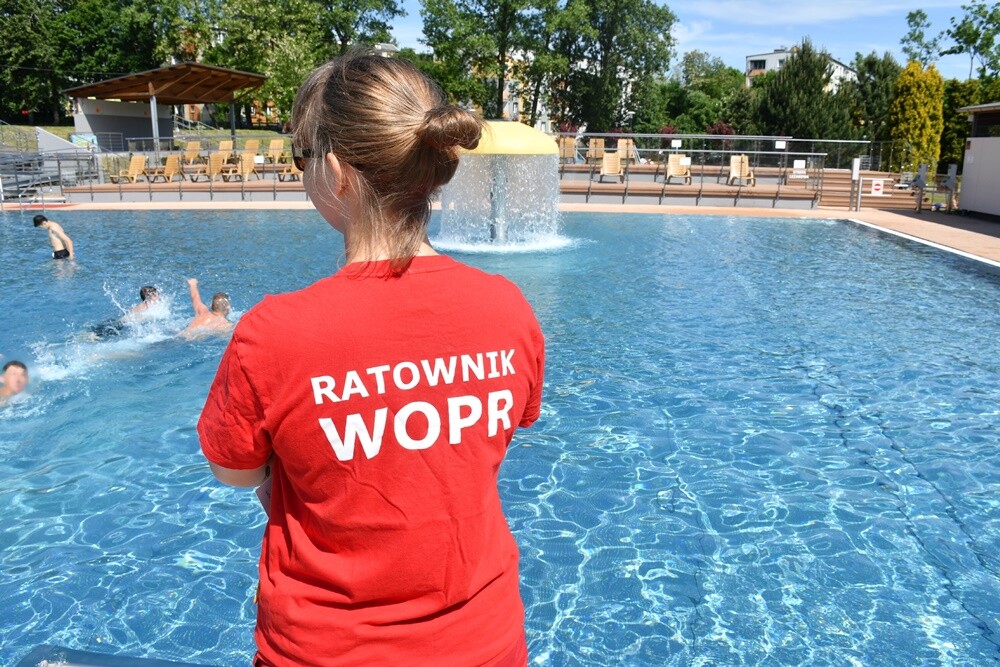 Lato zbliża się już dużymi krokami, a pogoda jest coraz lepsza. Mieszkańcy Rudy Śląskiej i okolic z niecierpliwością czekali na otwarcie letniego basenu w Nowym Bytomiu. Zobaczcie zdjęcia!

fot. Jacek Knapik