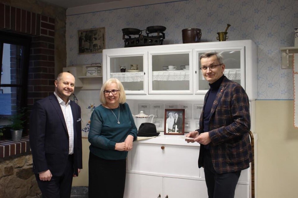 Wczoraj "Twórczym piątkiem na Ficinusie" została zainaugurowana działalność Biblioteki na zabytkowym osiedlu robotniczym przy ul. Kubiny 24. W budynku po modernizacji znajduje się wypożyczalnia centralna, wypożyczalnia dla dzieci, czytelnia czasopism, ekspozycja muzealna, punkt informacyjny oraz sala animacyjna.