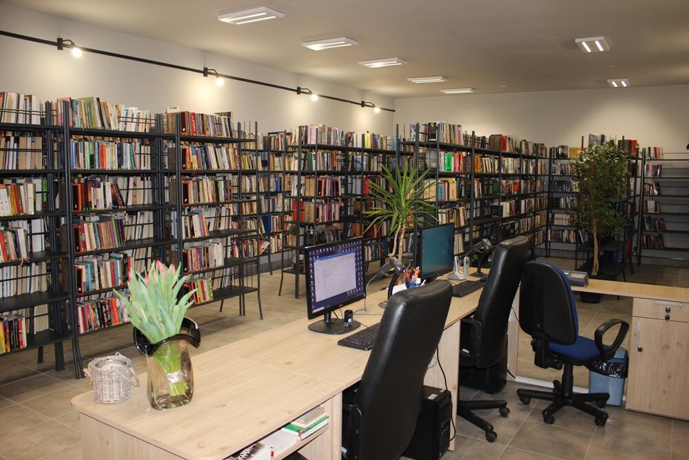Wczoraj "Twórczym piątkiem na Ficinusie" została zainaugurowana działalność Biblioteki na zabytkowym osiedlu robotniczym przy ul. Kubiny 24. W budynku po modernizacji znajduje się wypożyczalnia centralna, wypożyczalnia dla dzieci, czytelnia czasopism, ekspozycja muzealna, punkt informacyjny oraz sala animacyjna.