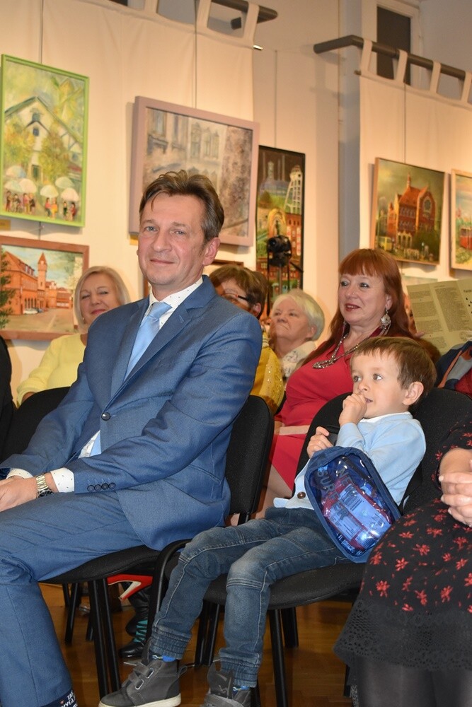 Wczoraj, 17 listopada, w Muzeum Miejskim im. Maksymiliana Chroboka odbył się wernisaż wystawy pokonkursowej 52. edycji Konkursu Plastyki Nieprofesjonalnej "Rudzka Jesień".

fot. Muzeum Miejskie im. Maksymiliana Chroboka
