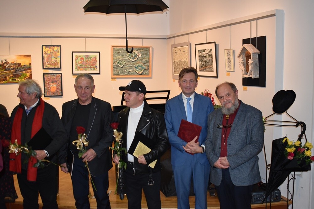 Wczoraj, 17 listopada, w Muzeum Miejskim im. Maksymiliana Chroboka odbył się wernisaż wystawy pokonkursowej 52. edycji Konkursu Plastyki Nieprofesjonalnej "Rudzka Jesień".

fot. Muzeum Miejskie im. Maksymiliana Chroboka
