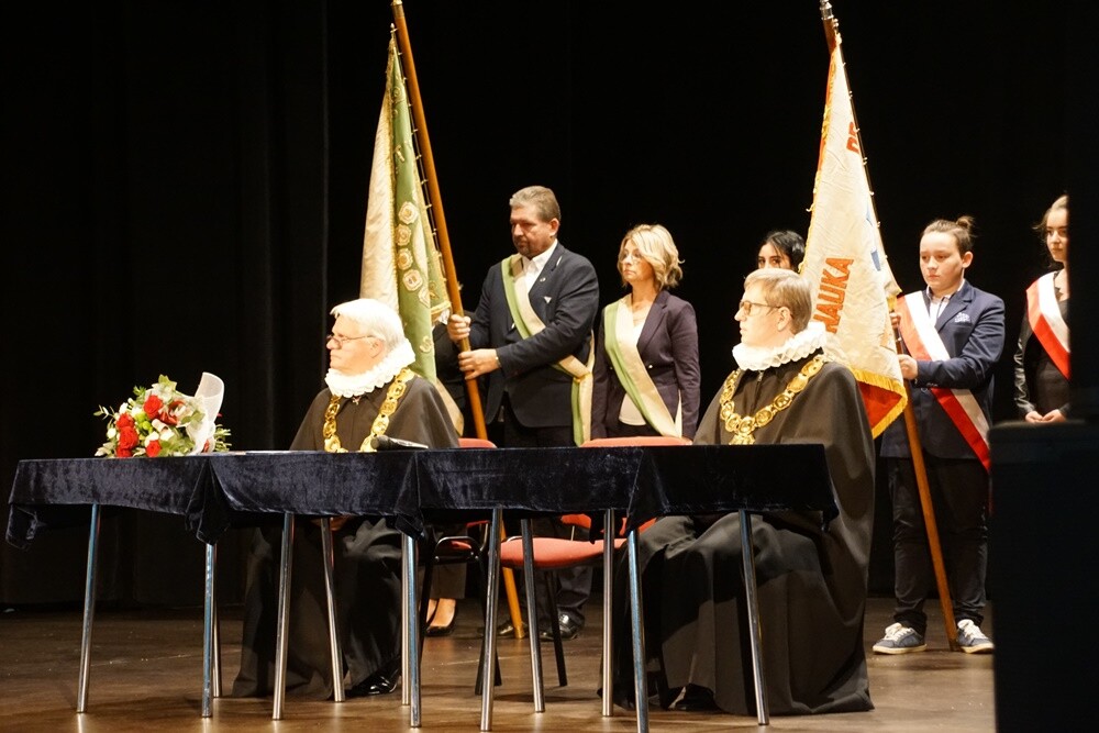 Aż 122 uczniów zawodów rzemieślniczych rozpoczęło w tym roku szkolnym praktyczną naukę zawodu w 46 zakładach. Dzisiaj w Domu Kultury w Bielszowicach odbyło się tradycyjne pasowanie na ucznia w rzemiośle, które zorganizował Rudzki Cech Rzemiosł i Przedsiębiorczości.