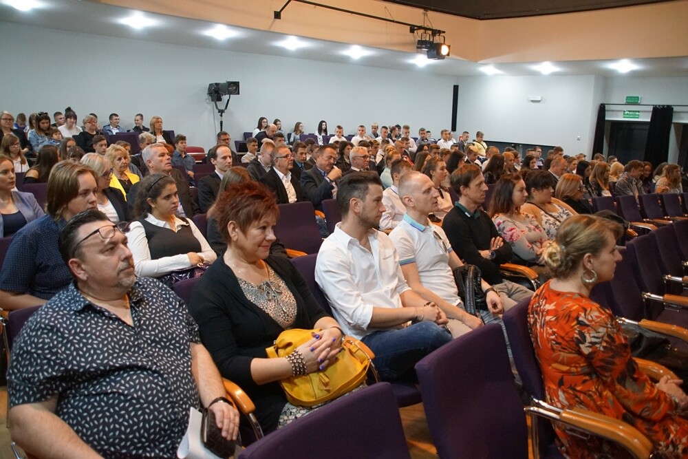 Aż 122 uczniów zawodów rzemieślniczych rozpoczęło w tym roku szkolnym praktyczną naukę zawodu w 46 zakładach. Dzisiaj w Domu Kultury w Bielszowicach odbyło się tradycyjne pasowanie na ucznia w rzemiośle, które zorganizował Rudzki Cech Rzemiosł i Przedsiębiorczości.