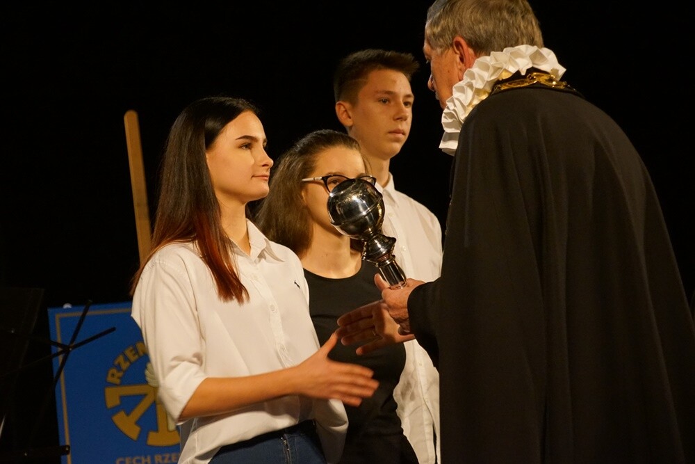 Aż 122 uczniów zawodów rzemieślniczych rozpoczęło w tym roku szkolnym praktyczną naukę zawodu w 46 zakładach. Dzisiaj w Domu Kultury w Bielszowicach odbyło się tradycyjne pasowanie na ucznia w rzemiośle, które zorganizował Rudzki Cech Rzemiosł i Przedsiębiorczości.