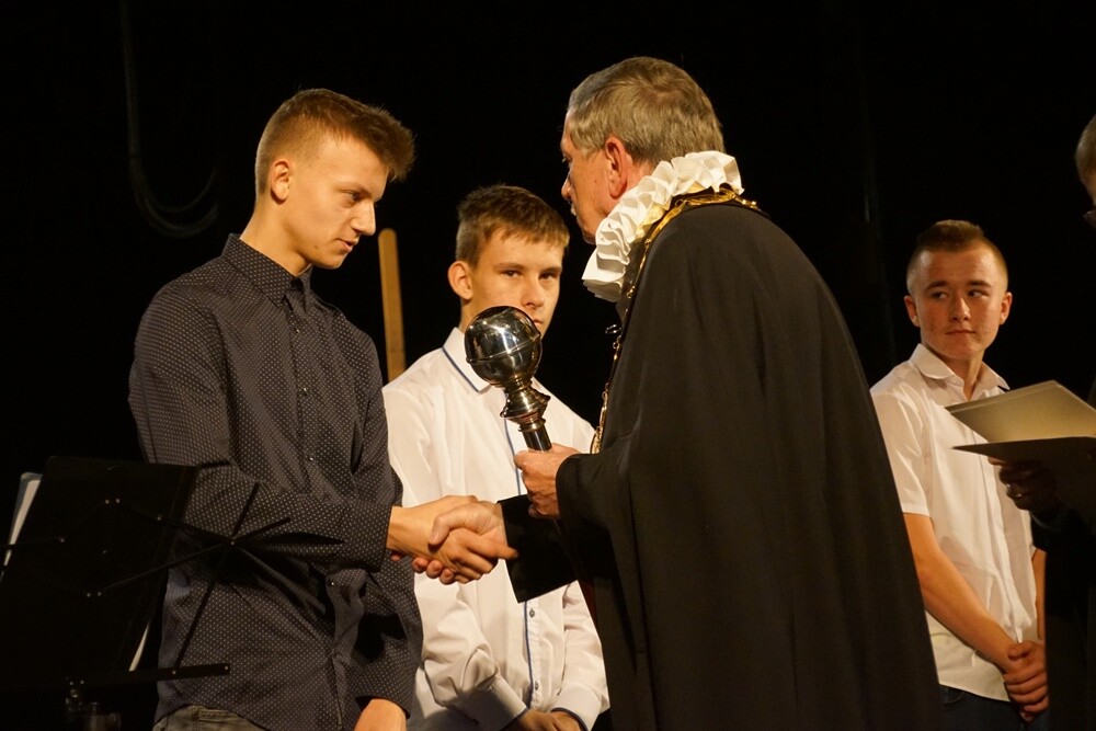 Aż 122 uczniów zawodów rzemieślniczych rozpoczęło w tym roku szkolnym praktyczną naukę zawodu w 46 zakładach. Dzisiaj w Domu Kultury w Bielszowicach odbyło się tradycyjne pasowanie na ucznia w rzemiośle, które zorganizował Rudzki Cech Rzemiosł i Przedsiębiorczości.