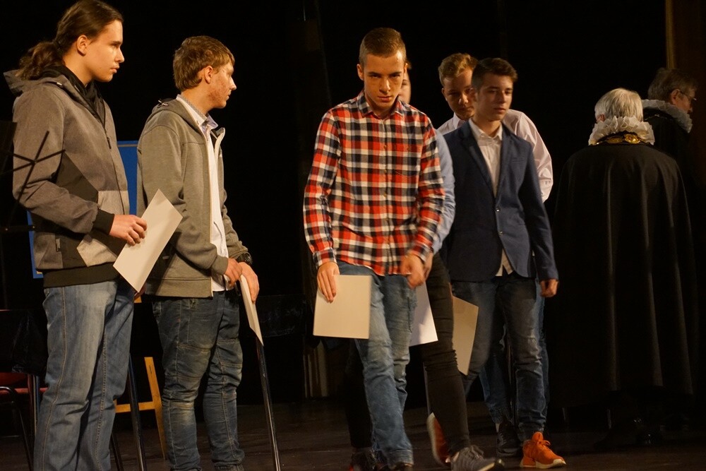 Aż 122 uczniów zawodów rzemieślniczych rozpoczęło w tym roku szkolnym praktyczną naukę zawodu w 46 zakładach. Dzisiaj w Domu Kultury w Bielszowicach odbyło się tradycyjne pasowanie na ucznia w rzemiośle, które zorganizował Rudzki Cech Rzemiosł i Przedsiębiorczości.