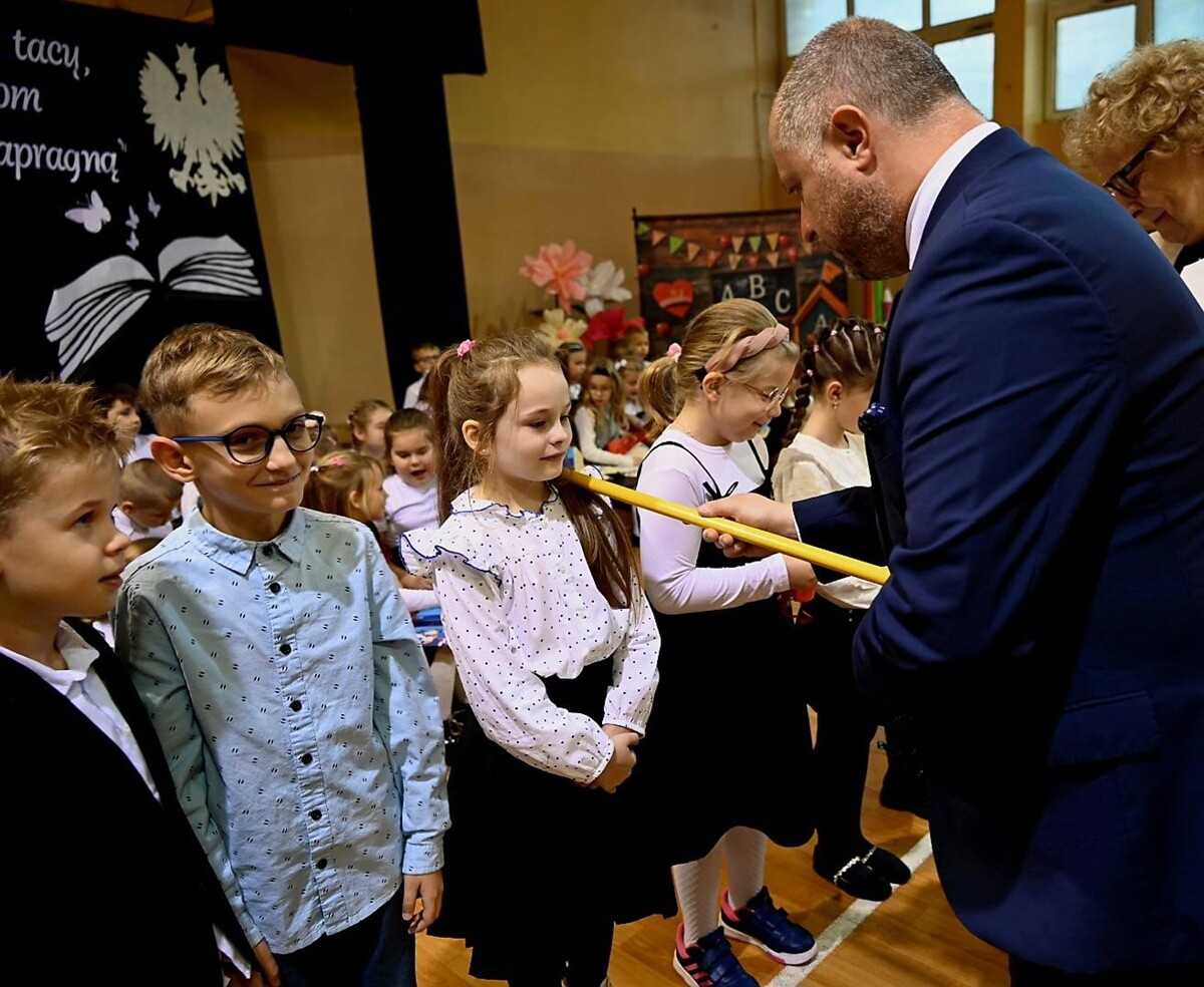 Pasowanie pierwszoklasistów na uczniów w Szkole Podstawowej nr 8. / fot. UM Ruda Śląska