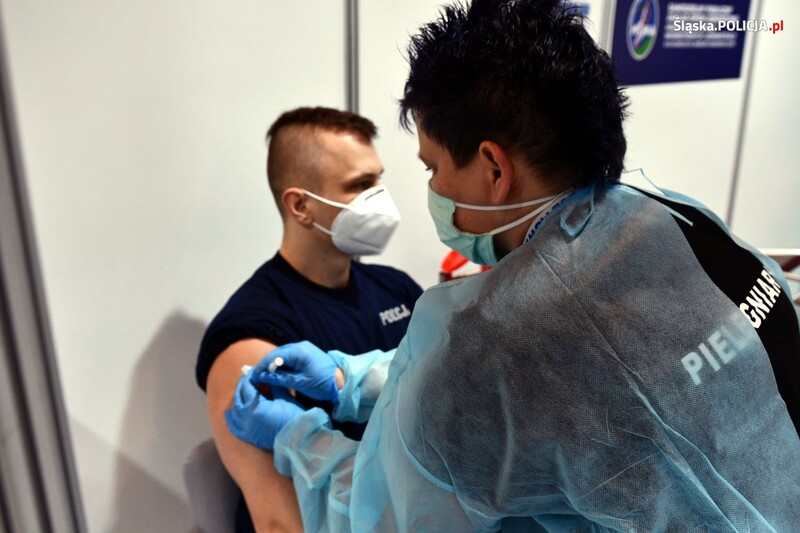 Pierwsi śląscy mundurowi zaszczepieni. Ruszyły szczepienia policjantów!