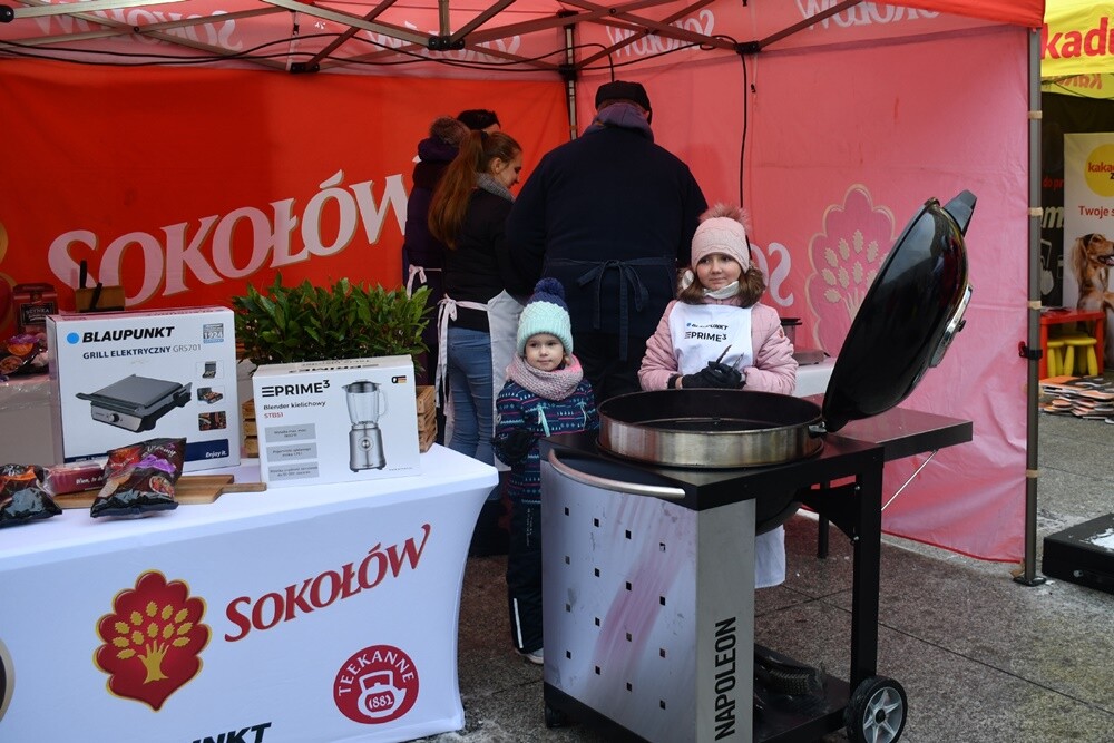 Za nami pierwszy dzień Rudzkiego Kiermaszu Świątecznego z przystankiem Świątecznego konwoju Radia ZET. Na mieszkańców Rudy Śląskiej na rynku czekało wczoraj wiele atrakcji. 

fot. Jacek Knapik