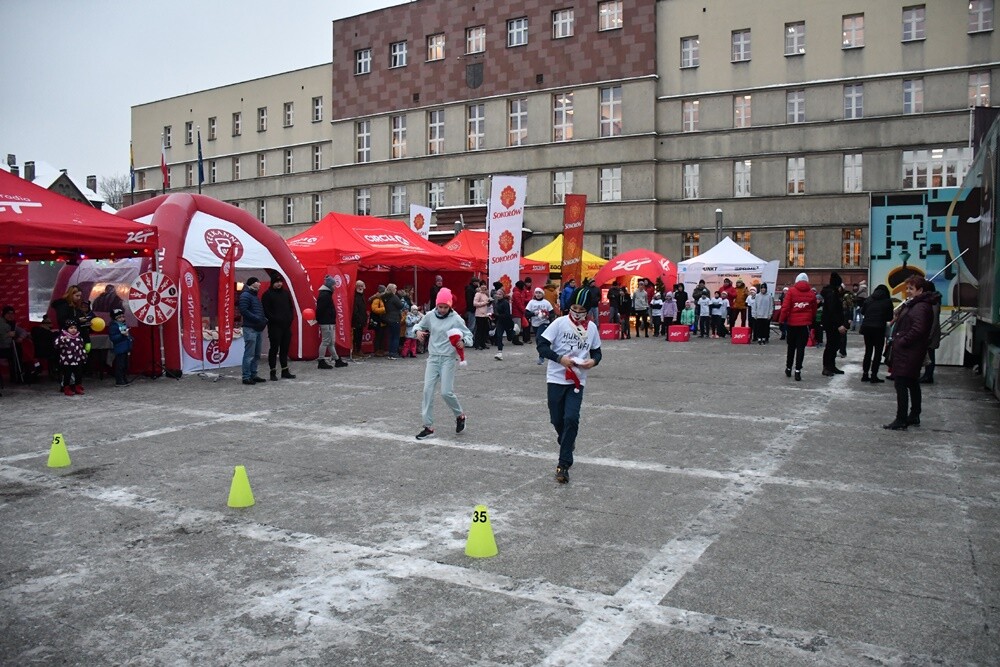 Za nami pierwszy dzień Rudzkiego Kiermaszu Świątecznego z przystankiem Świątecznego konwoju Radia ZET. Na mieszkańców Rudy Śląskiej na rynku czekało wczoraj wiele atrakcji. 

fot. Jacek Knapik