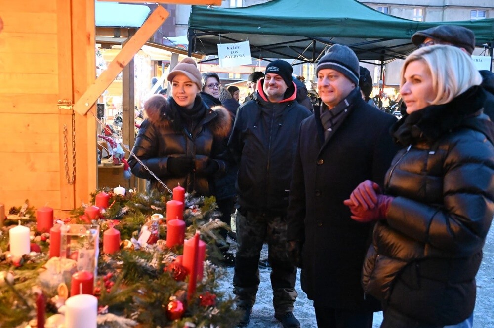 Za nami pierwszy dzień Rudzkiego Kiermaszu Świątecznego z przystankiem Świątecznego konwoju Radia ZET. Na mieszkańców Rudy Śląskiej na rynku czekało wczoraj wiele atrakcji. 

fot. Jacek Knapik