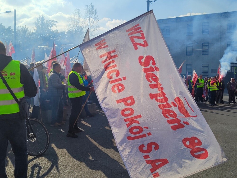 Dokapitalizowanie spółki, utrzymanie wypracowanego zysku w jej obrębie, a także rozpoczęcie przez zarząd Węglokoksu dialogu z reprezentacjami pracowników – to podstawowe postulaty, których spełnienia domagają się związkowcy w spółce Huta Pokój Konstrukcje.