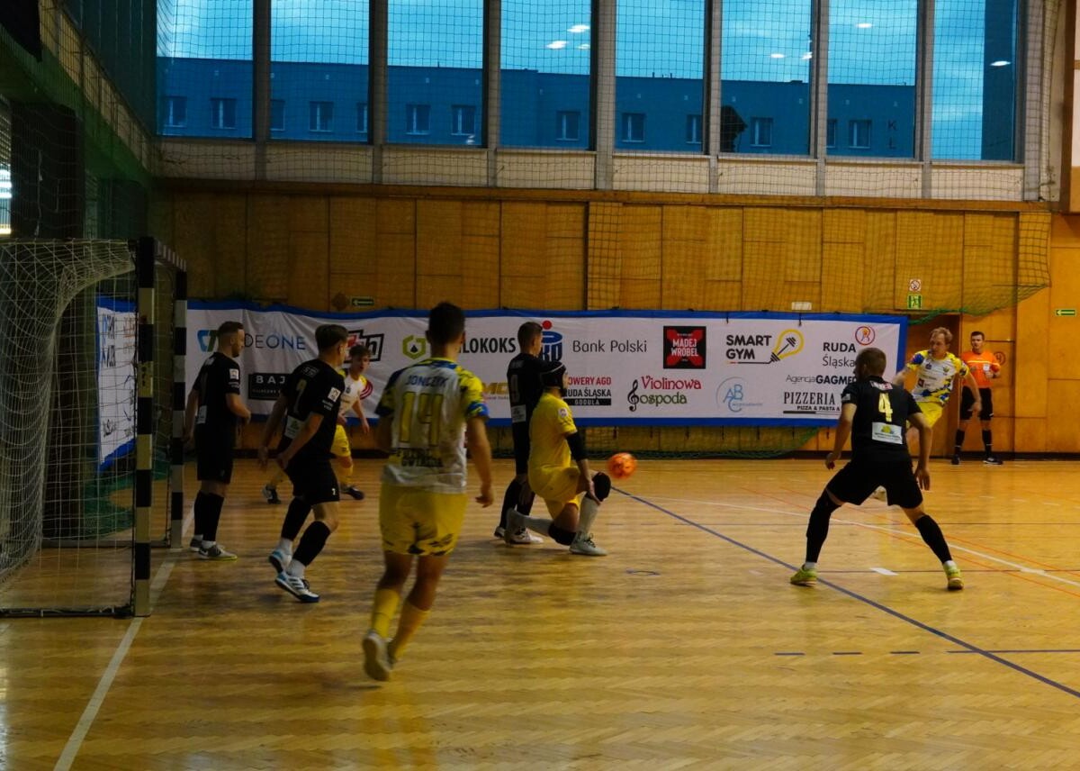 PKO Gwiazda Ruda Śląska odnosi spektakularne zwycięstwo 7-3 nad FC Silesia Box Siemianowice Śląskie w 8. Kolejce Polskiej Ligi Futsalu / fot. Marek Mazur