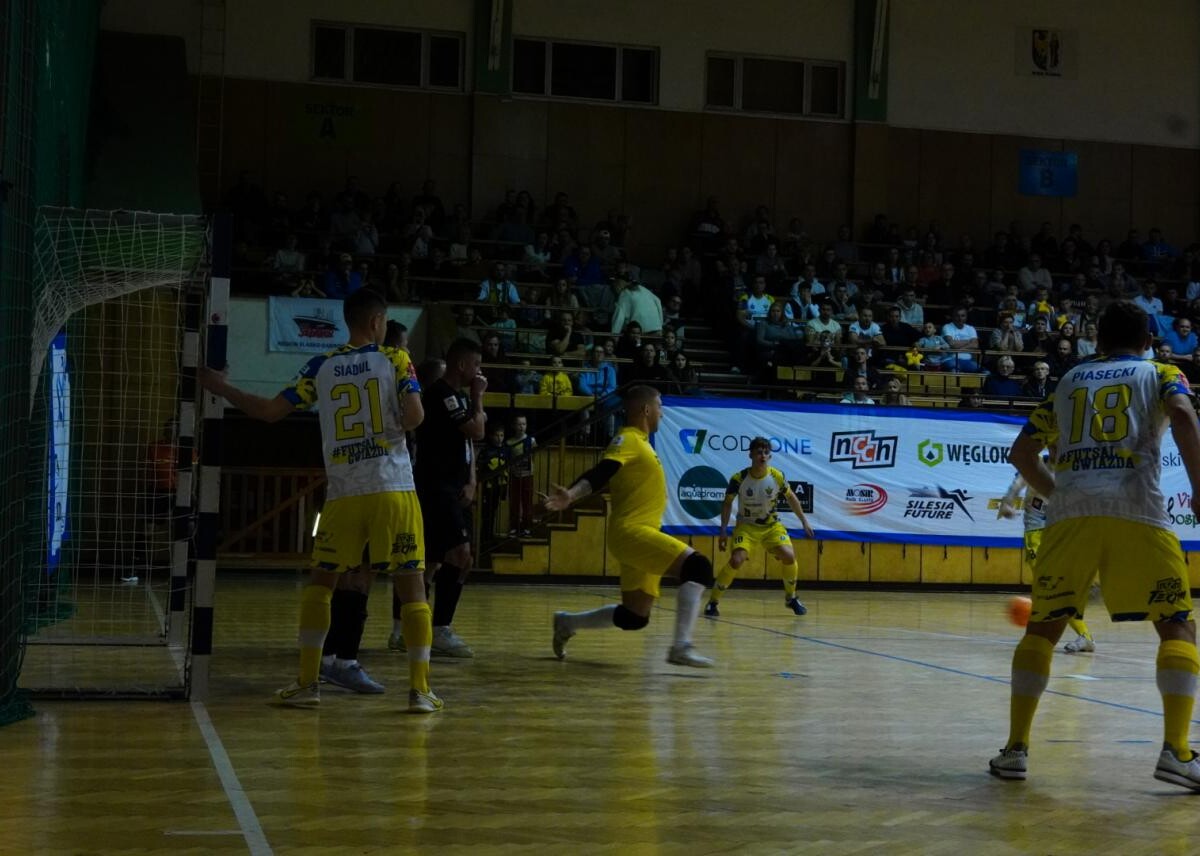 PKO Gwiazda Ruda Śląska odnosi spektakularne zwycięstwo 7-3 nad FC Silesia Box Siemianowice Śląskie w 8. Kolejce Polskiej Ligi Futsalu / fot. Marek Mazur