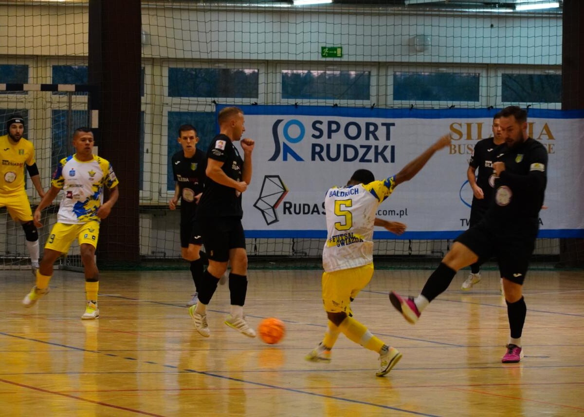 PKO Gwiazda Ruda Śląska odnosi spektakularne zwycięstwo 7-3 nad FC Silesia Box Siemianowice Śląskie w 8. Kolejce Polskiej Ligi Futsalu / fot. Marek Mazur