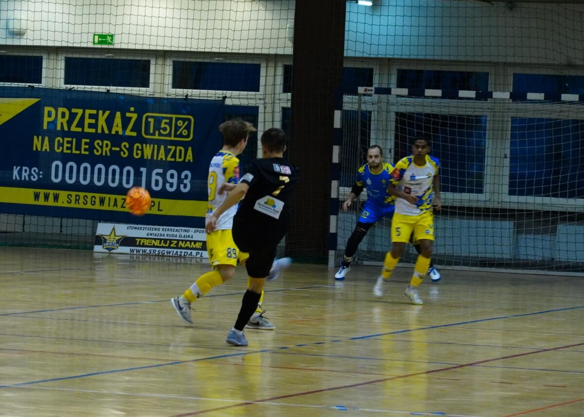 PKO Gwiazda Ruda Śląska odnosi spektakularne zwycięstwo 7-3 nad FC Silesia Box Siemianowice Śląskie w 8. Kolejce Polskiej Ligi Futsalu / fot. Marek Mazur