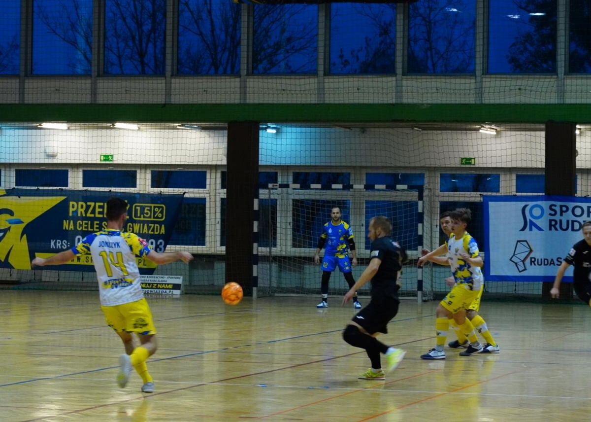 PKO Gwiazda Ruda Śląska odnosi spektakularne zwycięstwo 7-3 nad FC Silesia Box Siemianowice Śląskie w 8. Kolejce Polskiej Ligi Futsalu / fot. Marek Mazur
