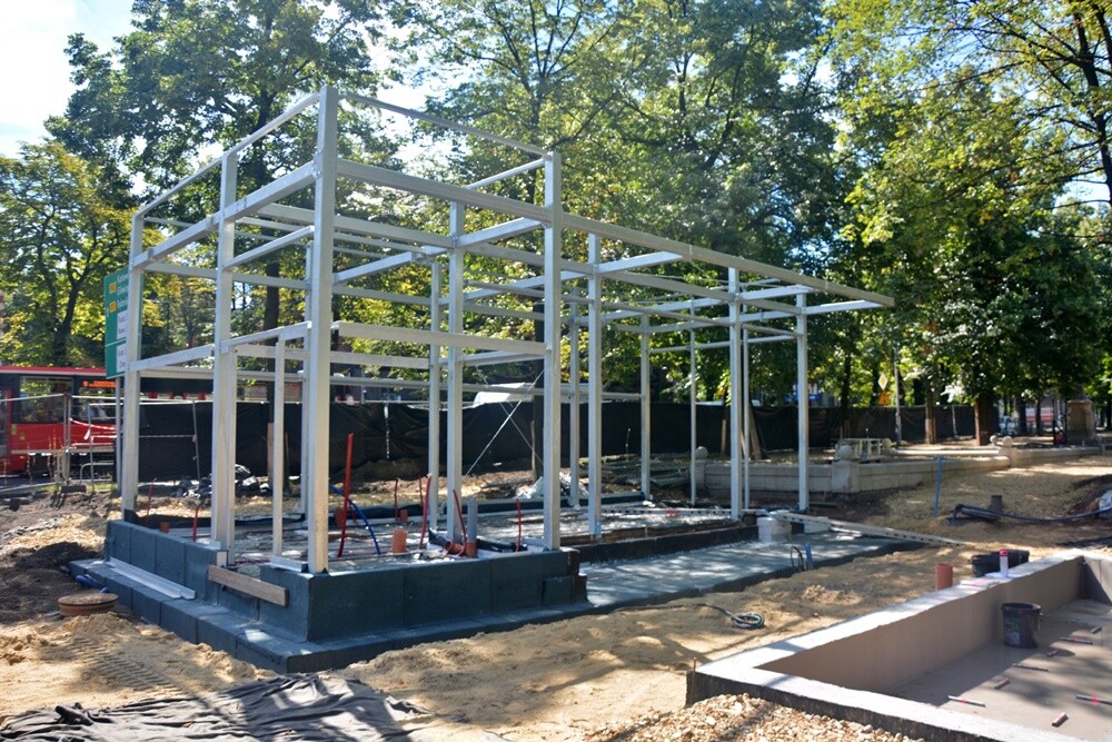 Trwają prace modernizacyjne na Placu Niepodległości w Goduli. W marcu br. teren został przekazany wykonawcy rewitalizacji. Wykonawca na zrealizowanie robót ma czas do września.

fot. Jacek Knapik