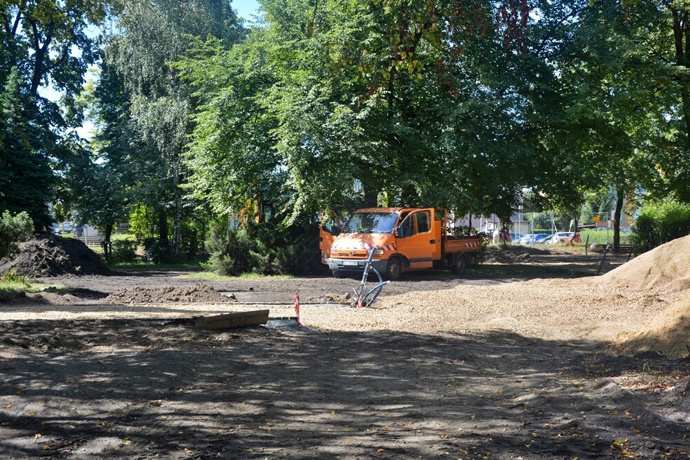 Trwają prace modernizacyjne na Placu Niepodległości w Goduli. W marcu br. teren został przekazany wykonawcy rewitalizacji. Wykonawca na zrealizowanie robót ma czas do września.

fot. Jacek Knapik