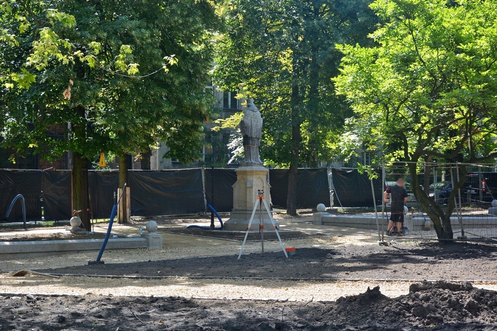 Trwają prace modernizacyjne na Placu Niepodległości w Goduli. W marcu br. teren został przekazany wykonawcy rewitalizacji. Wykonawca na zrealizowanie robót ma czas do września.

fot. Jacek Knapik