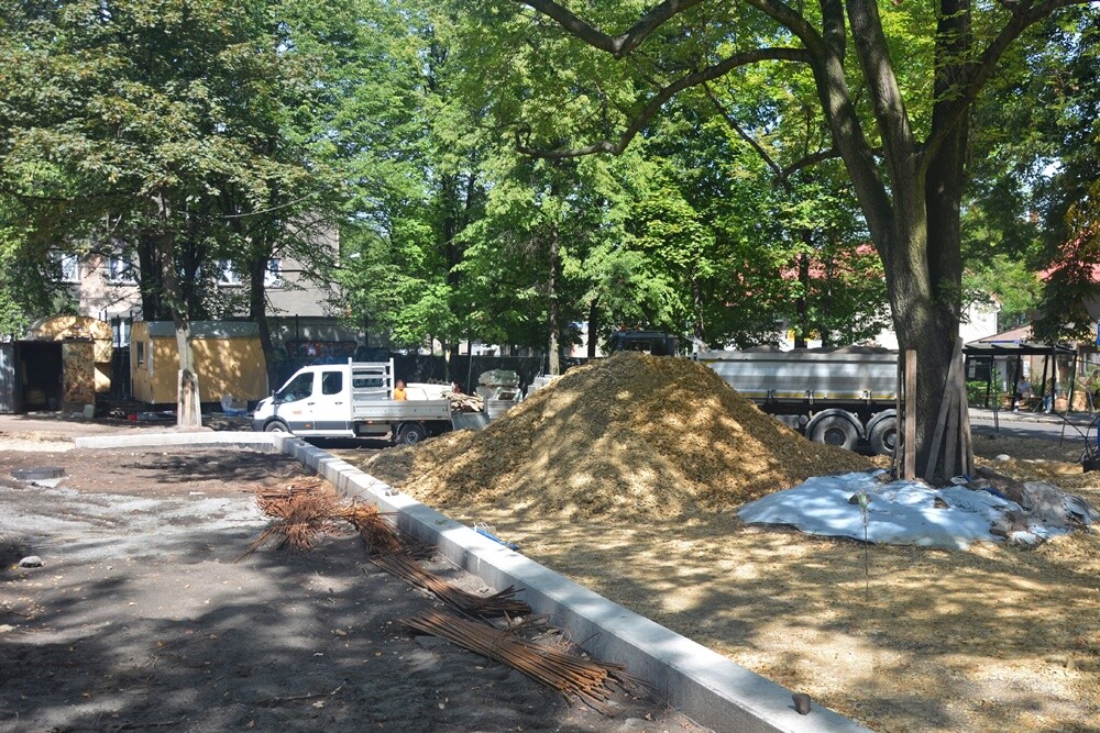 Trwają prace modernizacyjne na Placu Niepodległości w Goduli. W marcu br. teren został przekazany wykonawcy rewitalizacji. Wykonawca na zrealizowanie robót ma czas do września.

fot. Jacek Knapik