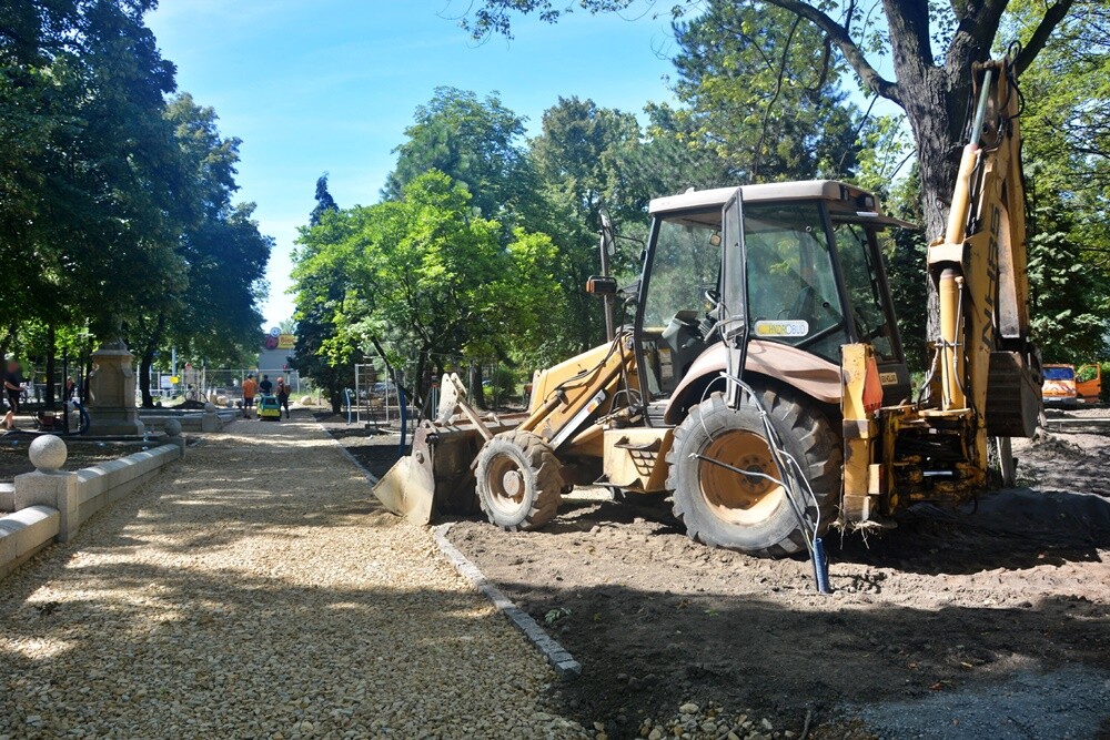 Trwają prace modernizacyjne na Placu Niepodległości w Goduli. W marcu br. teren został przekazany wykonawcy rewitalizacji. Wykonawca na zrealizowanie robót ma czas do września.

fot. Jacek Knapik