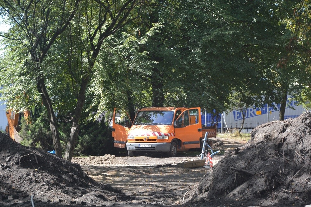 Trwają prace modernizacyjne na Placu Niepodległości w Goduli. W marcu br. teren został przekazany wykonawcy rewitalizacji. Wykonawca na zrealizowanie robót ma czas do września.

fot. Jacek Knapik