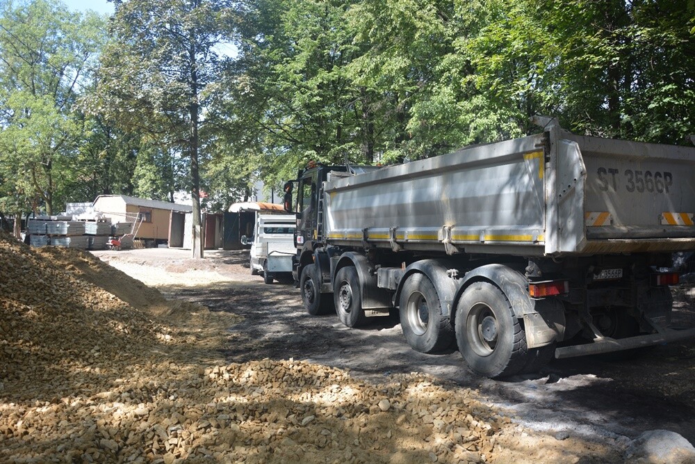Trwają prace modernizacyjne na Placu Niepodległości w Goduli. W marcu br. teren został przekazany wykonawcy rewitalizacji. Wykonawca na zrealizowanie robót ma czas do września.

fot. Jacek Knapik