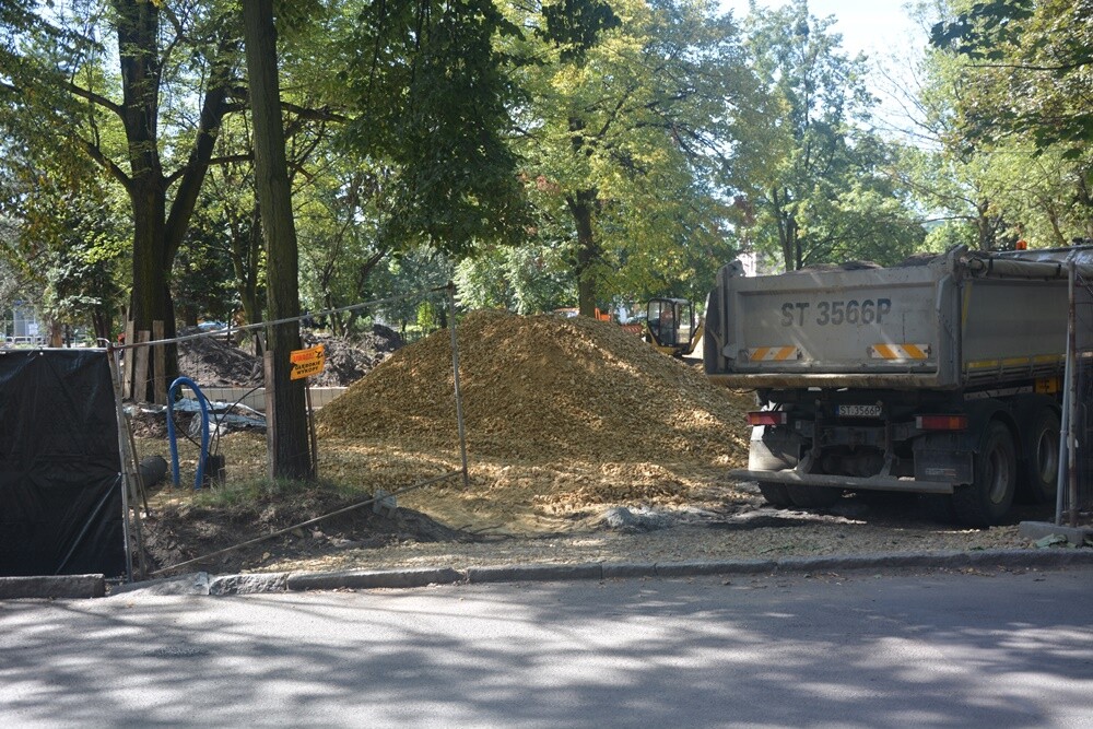 Trwają prace modernizacyjne na Placu Niepodległości w Goduli. W marcu br. teren został przekazany wykonawcy rewitalizacji. Wykonawca na zrealizowanie robót ma czas do września.

fot. Jacek Knapik