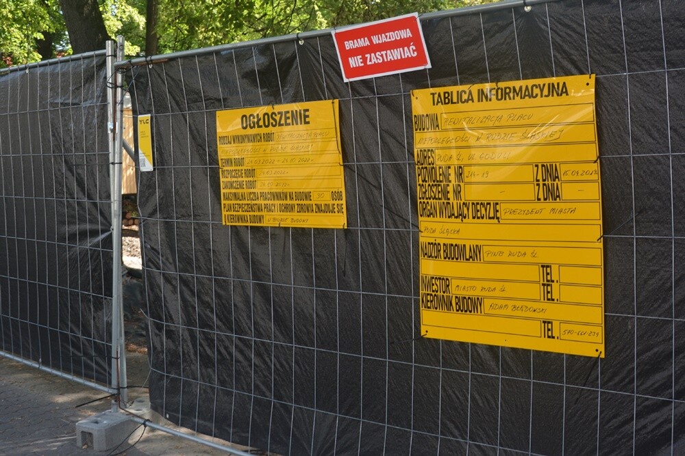 Trwają prace modernizacyjne na Placu Niepodległości w Goduli. W marcu br. teren został przekazany wykonawcy rewitalizacji. Wykonawca na zrealizowanie robót ma czas do września.

fot. Jacek Knapik