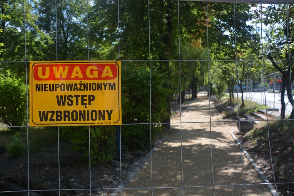 Trwają prace modernizacyjne na Placu Niepodległości w Goduli. W marcu br. teren został przekazany wykonawcy rewitalizacji. Wykonawca na zrealizowanie robót ma czas do września.

fot. Jacek Knapik