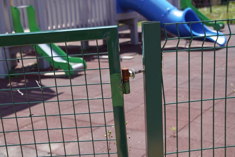 Wulgarne napisy i malunki, uszkodzenia na elementach drewnianych, wyłamana furtka - tak wygląda plac zabaw przy ulicy 1 Maja. Miejsce to po raz kolejny zostało zdewastowane. Przypomnijmy, że do podobnych zniszczeń na tym placu zabaw dochodzi systematycznie. Pierwszy raz wulgarne napisy pojawiły się na placu niespełna trzy miesiące po jego otwarciu.