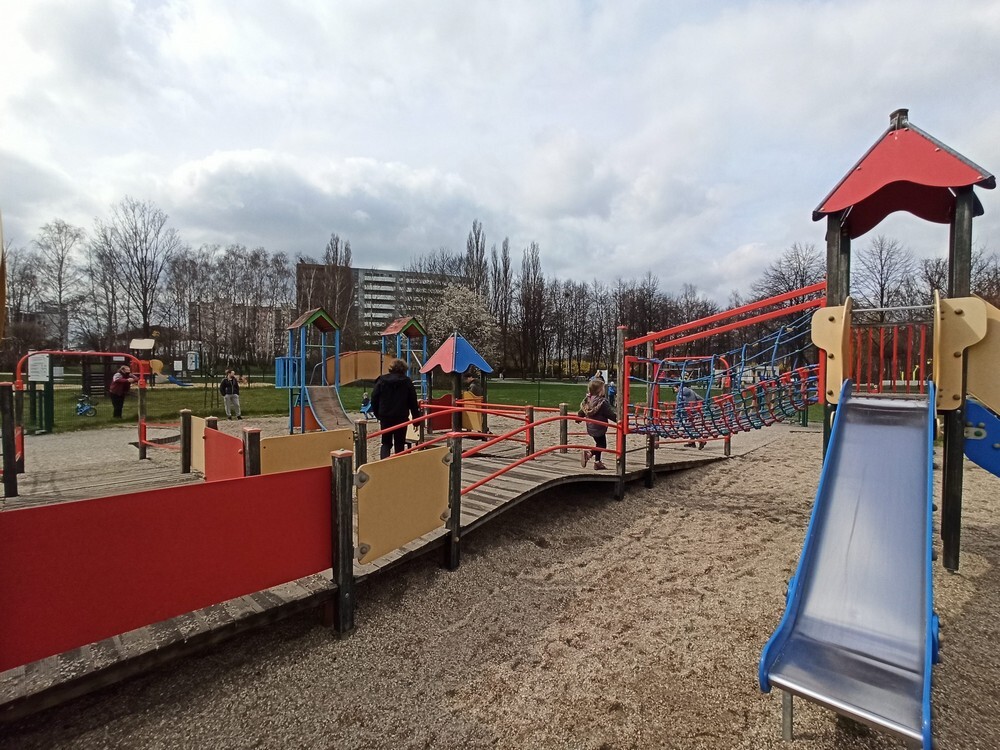 Katowice: Kreatywne place zabaw, kręte zjeżdżalnie, małpi gaj, parki linowe, edukacyjne urządzenia – jednym słowem atrakcyjne miejsca do zabawy dla dzieci poszukiwane! W ciągu ostatnich kilku lat w województwie śląskim powstało wiele interesujących placów zabaw, które zapewniają rozrywkę zarówno tym najmłodszym, jak i nieco starszym mieszkańcom regionu. Ale co, gdy placu zabaw w pobliżu naszego domu brak? Wtedy pozostaje nam turystyka w celach rekreacyjnych i poszukiwanie idealnego placu w okolicy. Poniżej przedstawiamy subiektywny przegląd placów zabaw, na którym dziecko będzie czuło się jak ryba w wodzie! Zachęcamy też do komentowania i dodawania propozycji ulubionych placów zabaw.