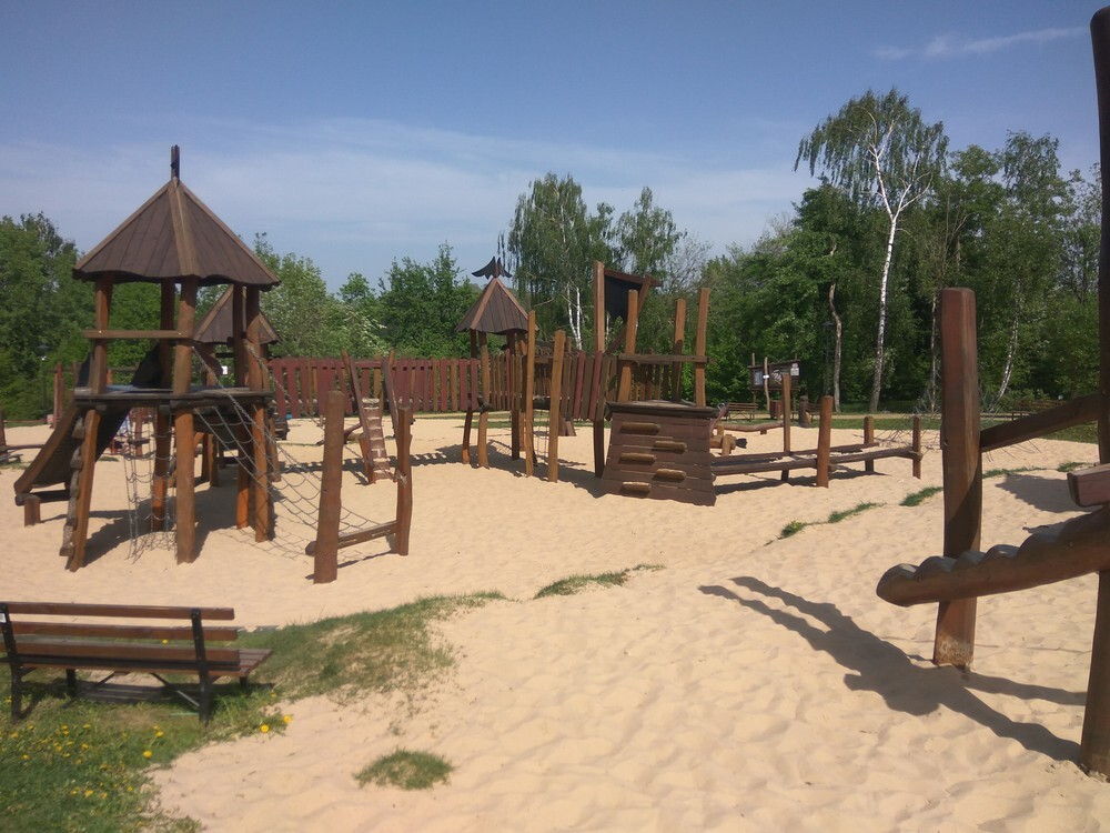Mikołów: Kreatywne place zabaw, kręte zjeżdżalnie, małpi gaj, parki linowe, edukacyjne urządzenia – jednym słowem atrakcyjne miejsca do zabawy dla dzieci poszukiwane! W ciągu ostatnich kilku lat w województwie śląskim powstało wiele interesujących placów zabaw, które zapewniają rozrywkę zarówno tym najmłodszym, jak i nieco starszym mieszkańcom regionu. Ale co, gdy placu zabaw w pobliżu naszego domu brak? Wtedy pozostaje nam turystyka w celach rekreacyjnych i poszukiwanie idealnego placu w okolicy. Poniżej przedstawiamy subiektywny przegląd placów zabaw, na którym dziecko będzie czuło się jak ryba w wodzie! Zachęcamy też do komentowania i dodawania propozycji ulubionych placów zabaw.