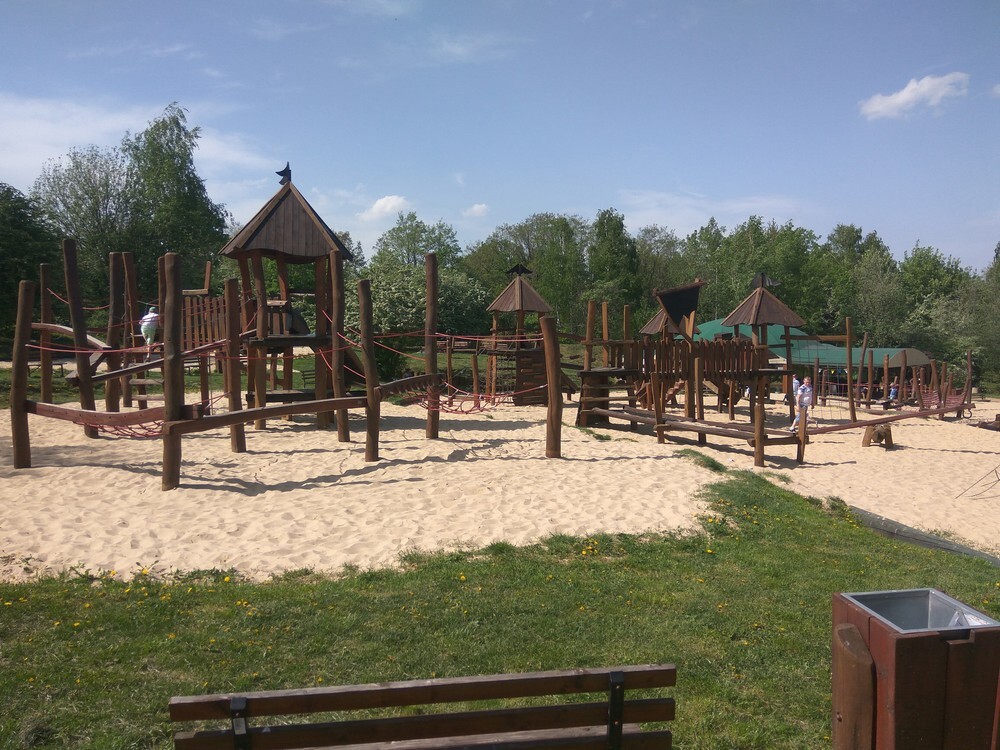 Mikołów: Kreatywne place zabaw, kręte zjeżdżalnie, małpi gaj, parki linowe, edukacyjne urządzenia – jednym słowem atrakcyjne miejsca do zabawy dla dzieci poszukiwane! W ciągu ostatnich kilku lat w województwie śląskim powstało wiele interesujących placów zabaw, które zapewniają rozrywkę zarówno tym najmłodszym, jak i nieco starszym mieszkańcom regionu. Ale co, gdy placu zabaw w pobliżu naszego domu brak? Wtedy pozostaje nam turystyka w celach rekreacyjnych i poszukiwanie idealnego placu w okolicy. Poniżej przedstawiamy subiektywny przegląd placów zabaw, na którym dziecko będzie czuło się jak ryba w wodzie! Zachęcamy też do komentowania i dodawania propozycji ulubionych placów zabaw.