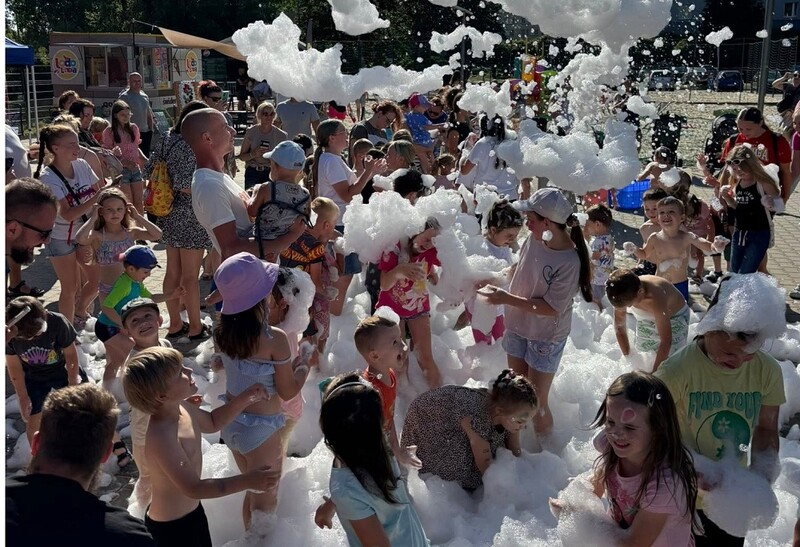 Plażowa radość i piana party – tłumy na otwarciu sezonu przed Aquadromem [FOTO]