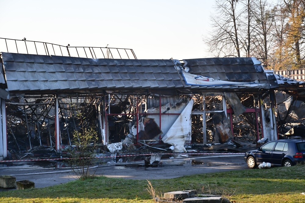Dziś rano, po kilkunastu godzinach intensywnych działań ratunkowych, sytuacja po tragicznym pożarze pawilonu handlowego przy ul. Teatralnej 7 w Rudzie Śląskiej wciąż jest pod kontrolą, ale strażacy kontynuują swoje prace.