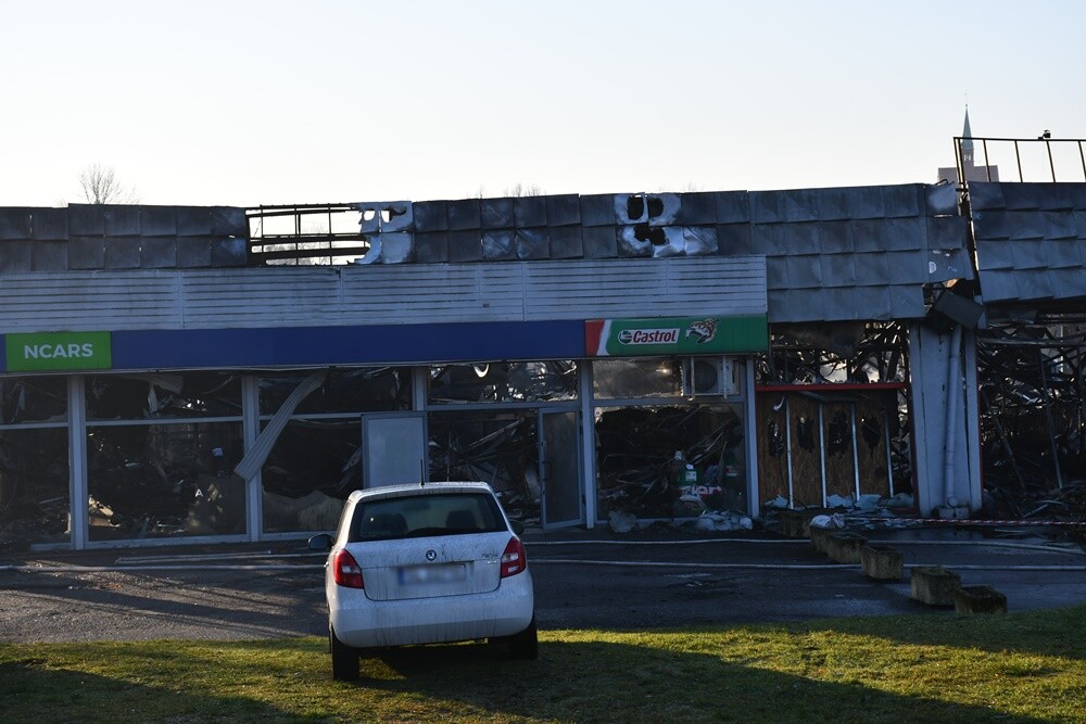 Dziś rano, po kilkunastu godzinach intensywnych działań ratunkowych, sytuacja po tragicznym pożarze pawilonu handlowego przy ul. Teatralnej 7 w Rudzie Śląskiej wciąż jest pod kontrolą, ale strażacy kontynuują swoje prace.