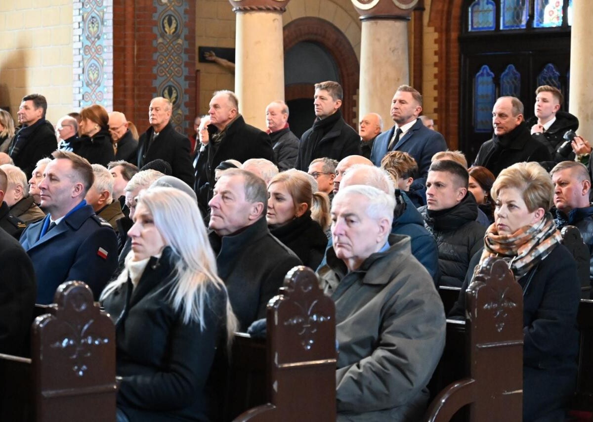Dziś, Ruda Śląska pożegnała swojego byłego prezydenta, Andrzeja Stanię, który zmarł w wieku 76 lat. Uroczystości odbyły się w parafii Trójcy Przenajświętszej w Kochłowicach/ fot. Michał Pierończyk FB
